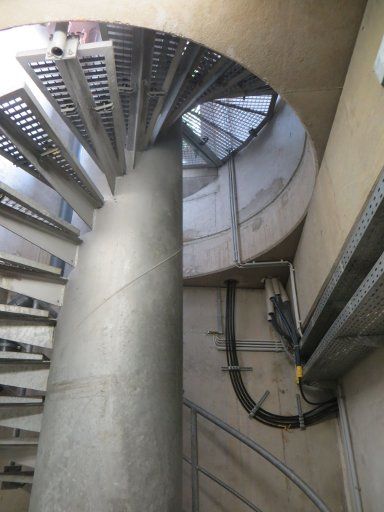 RheinEnergie AG, Fernwärmetunnel Besichtigung, Köln, Deutschland, Einstieg über eine Wendeltreppe