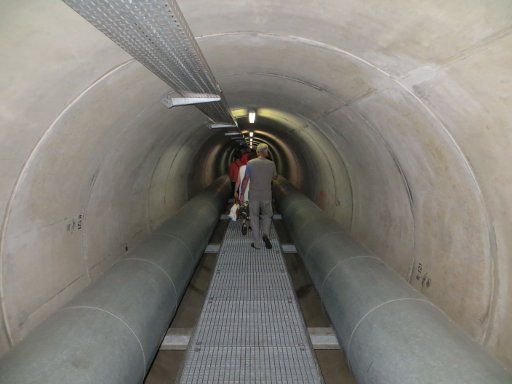 RheinEnergie AG, Fernwärmetunnel Besichtigung, Köln, Deutschland, Gang durch den Fernwärmetunnel von der rechten Rheinseite Richtung linke Rheinseite