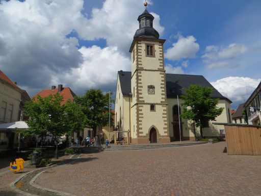 Rockenhausen, Deutschland, Marktplatz mit evangelischer Kirche