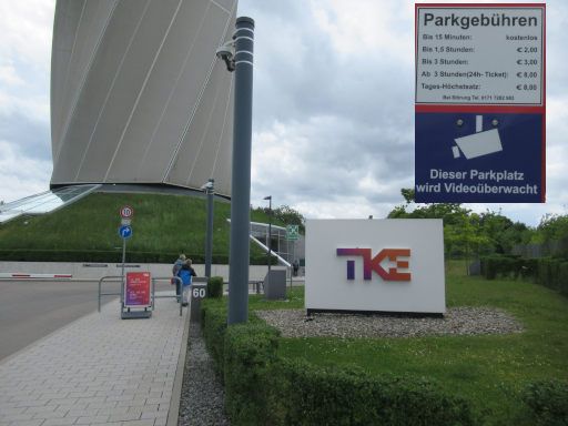 TK Elevator Testturm, Rottweil, Deutschland, Fu&szlig;weg vom Parkplatz zum Eingang
