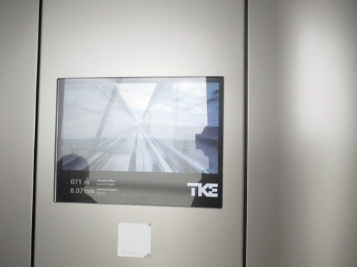 TK Elevator Testturm, Rottweil, Deutschland, Fahrstuhlkabine mit Monitor