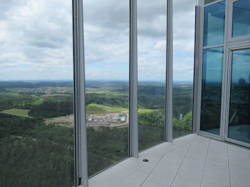 TK Elevator Testturm, Rottweil, Deutschland, Blick auf den Bau der JVA und die A81 Neckartalbr&uuml;cke