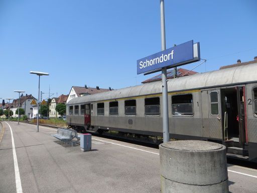 Schwäbische Waldbahn, Zug mit alten DB Wagen mit 1. und 2. Klasse im Bahnhof Schorndorf