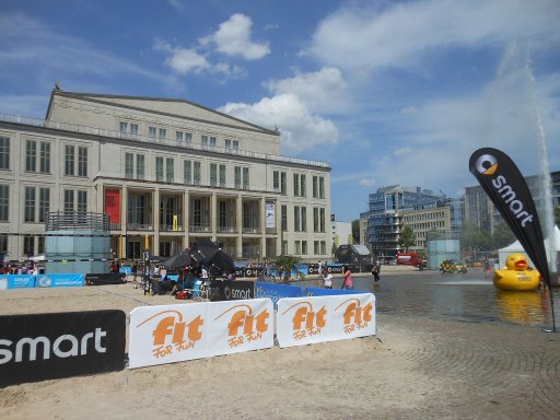 smart beach tour Leipzig, Springbrunnen und Beachvolleyballfeld vor der Oper auf dem Augustusplatz