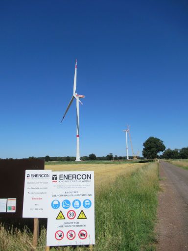 Windpark Leese-Loccum, Stolzenau, Deutschland, Zufahrt befestigter Feldweg an der B-441
