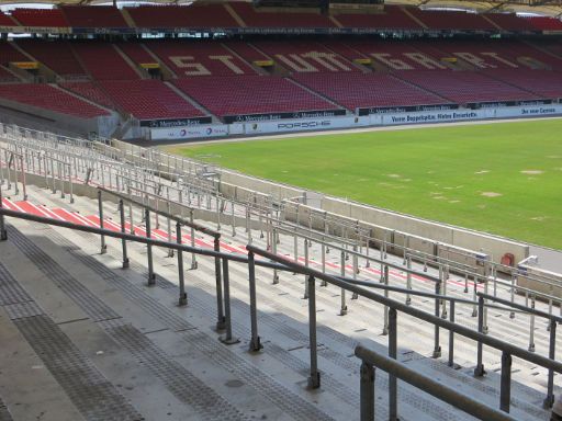 Stuttgart, Deutschland, Mercedes–Benz Arena, Stehplätze mit voll versenkten Sitzplätzen und Wellenbrechern