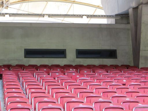 Stuttgart, Deutschland, Mercedes–Benz Arena, Herren WC mit Sichtfenstern zum Spielfeld