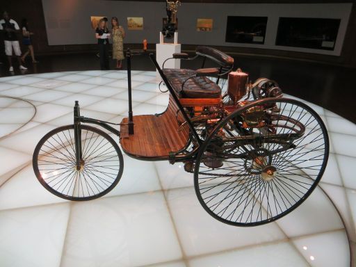 Stuttgart, Deutschland, Mercedes–Benz Museum, der erste Motorwagen