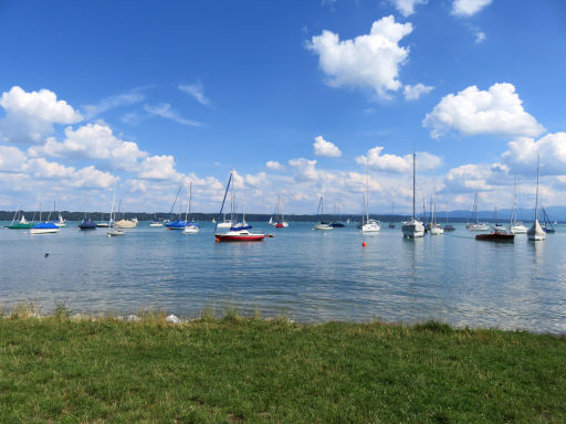 Tutzing, Deutschland, Starnberger See, Ufer mit Segelbooten aud dem See