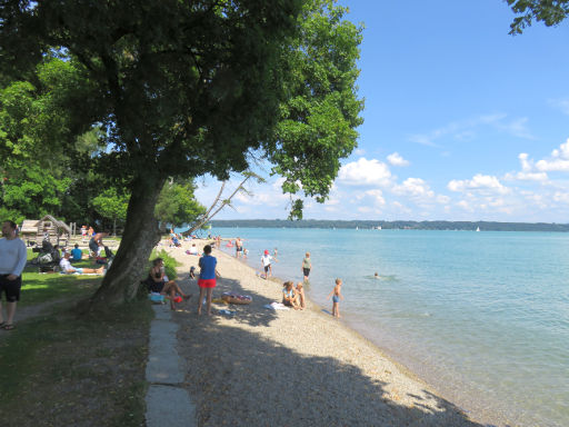 Tutzing, Deutschland, Starnberger See, Seeuferweg, Grünflächen und Kiesstrand