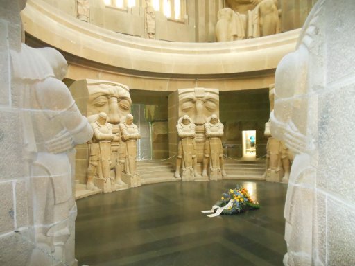 Völkerschlachtdenkmal, Leipzig, Deutschland, Krypta mit Grabkranz