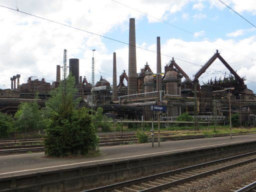 Völklingen, Deutschland, Alter Bahnhof, Blick zur Völklinger Hütte