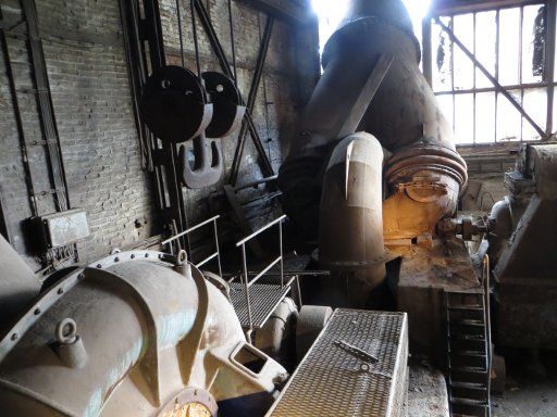 Weltkulturerbe Völklinger Hütte, Völklingen, Deutschland, Ventilatoren, Antriebe, Rohrleitungen und Lastenkran