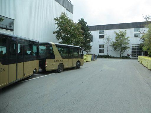 Warsteiner Welt Brauereiführung, Warstein, Deutschland, Fahrzeug bei einem kurzen Stopp auf dem Gelände