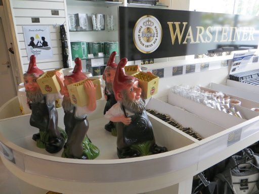 Warsteiner Welt Brauereiführung, Warstein, Deutschland, Ladengeschäft, Gartenzwerge mit Warsteiner Bierkasten auf der Schulter