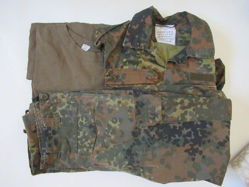 BW-Shop, Bundeswehr und mehr, Wittenberge, Deutschland, Original Bundeswehr Sommerset Hose, Jacke und T-Shirt