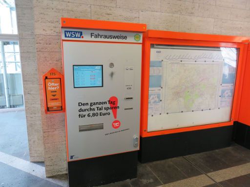 Wuppertal, Deutschland, Schwebebahn, Fahrkartenautomat und Streckenübersicht