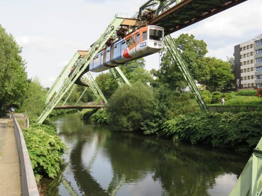 Wuppertal, Deutschland, Schwebebahn, Schwebebahn über dem Fluss