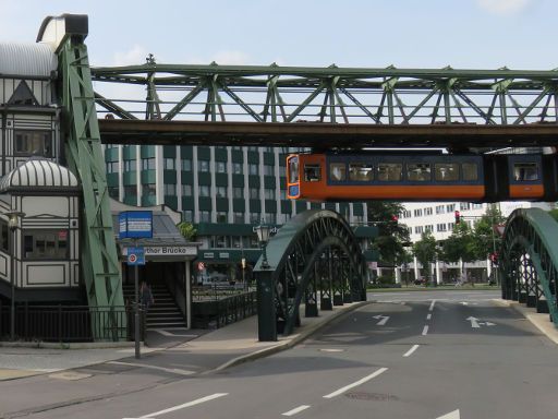 Wuppertal, Deutschland, Schwebebahn, Bahn oberhalb der Werther Brücke