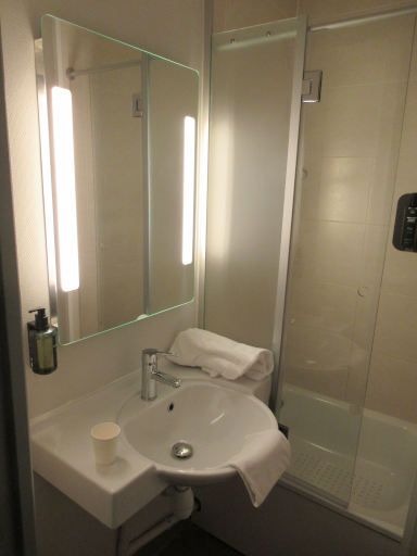 B&B Hotel Bourges 2, Bourges, Frankreich, Bad mit Waschbecken und Dusche