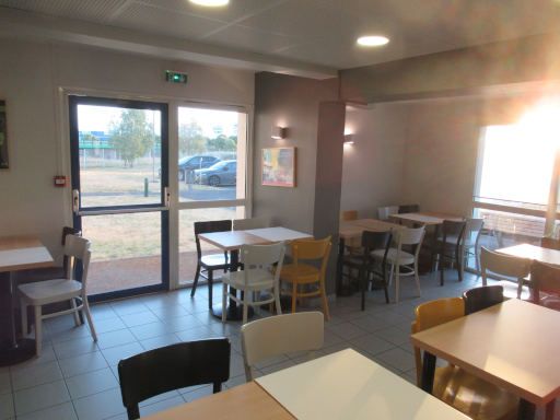 B&B Hotel Bourges 2, Bourges, Frankreich, Fr&uuml;hst&uuml;cksraum mit Tischen und St&uuml;hlen