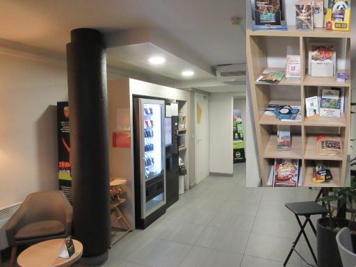 B&B Hotel Limoges 1, Limoges, Frankreich, Empfangshalle mit Getr&auml;nken, Snacks und Infos zur Umgebung