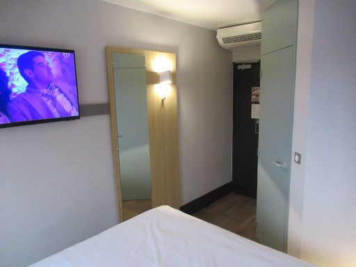 B&B Hotel Limoges 1, Limoges, Frankreich, Zimmer 222 mit Flachbildfernseher, Wandspiegl, Klimaanlage, Eingangst&uuml;r und T&uuml;r zum Badezimmer