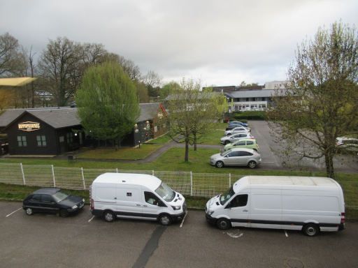 B&B Hotel Limoges 1, Limoges, Frankreich, Ausblick auf den Parkplatz und das Hippopotamus 1968 Restaurant