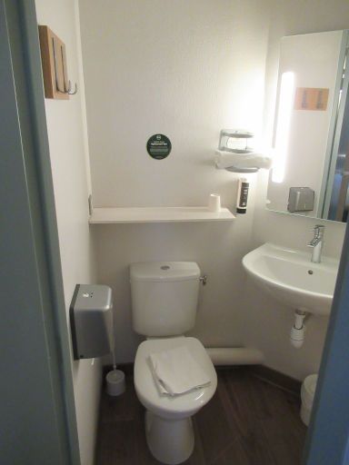 B&B Hotel Limoges 1, Limoges, Frankreich, Bad mit WC und Waschbecken