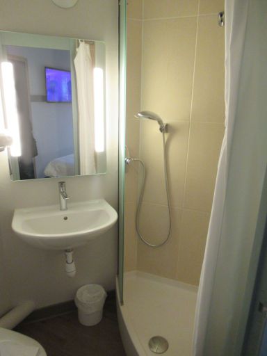 B&B Hotel Limoges 1, Limoges, Frankreich, Bad mit Waschbecken und Dusche