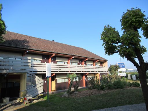 Campanile Maubeuge, Maubeuge, Frankreich, Gebäude mit Zimmern und offener Gang