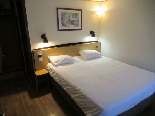 Campanile Maubeuge, Maubeuge, Frankreich, Zimmer 12 mit großem Bett und Beleuchtung