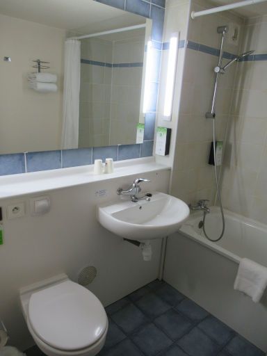 Campanile Maubeuge, Maubeuge, Frankreich, Frankreich, Bad mit WC und Waschbecken