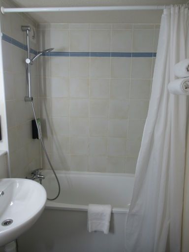 Campanile Maubeuge, Maubeuge, Frankreich, Bad mit Dusche und Badewanne