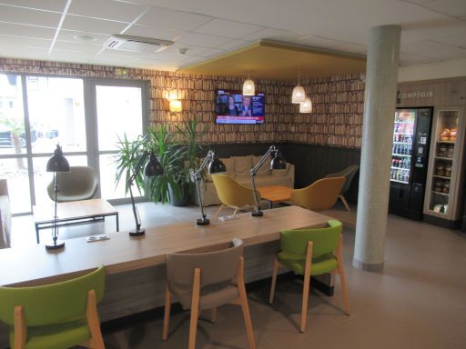 Campanile PRIME, Saint Jean de Luz, Frankreich, Empfangshalle mit Tisch, St&uuml;hlen, Sessel, Fernseher, Getr&auml;nke&ndash; und Snackautomaten