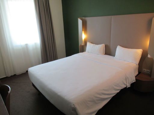Campanile PRIME, Saint Jean de Luz, Frankreich, Zimmer 209 mit gro&szlig;em Bett, Beleuchtung, Nachttischen und Fenster