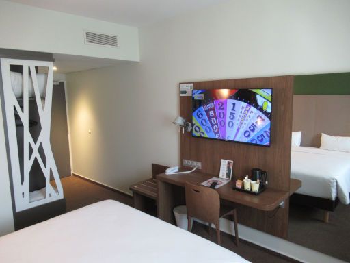 Campanile PRIME, Saint Jean de Luz, Frankreich, Zimmer 209 mit Klimanalage, Eingangst&uuml;r, Kofferablage, Tisch, Stuhl, Wasserkocher und Flachbildfernseher