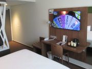 Campanile PRIME, Saint Jean de Luz, Frankreich, Zimmer 209 mit Klimanalage, Eingangst&uuml;r, Kofferablage, Tisch, Stuhl, Wasserkocher und Flachbildfernseher