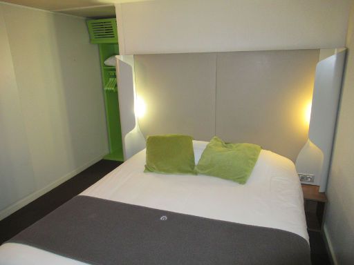 Campanile Vierzon, Vierzon, Frankreich, Zimmer 7 mit großem Bett und Beleuchtung