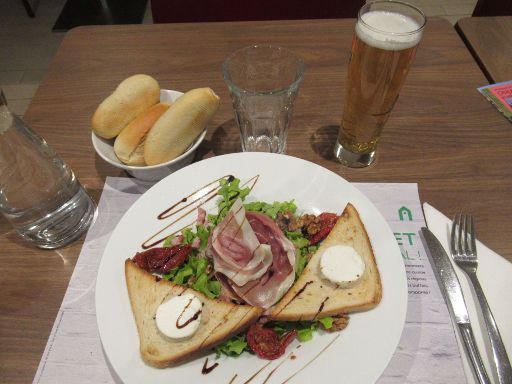 Campanile Vierzon, Vierzon, Frankreich, Salat mit Schinken und Ziegenkäse und Heineken Bier im April 2022