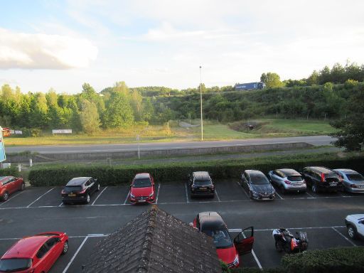 Enzo Hotels Vierzon by Kyriad Direct, Vierzon, Frankreich, Zimmer 33 im Juni 2022 mit Ausblick auf Parkplatz