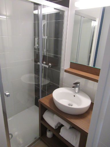 Hotel Eco Nuit Saint Nazaire, Saint Nazaire, Frankreich, Bad mit Dusche und Waschbecken