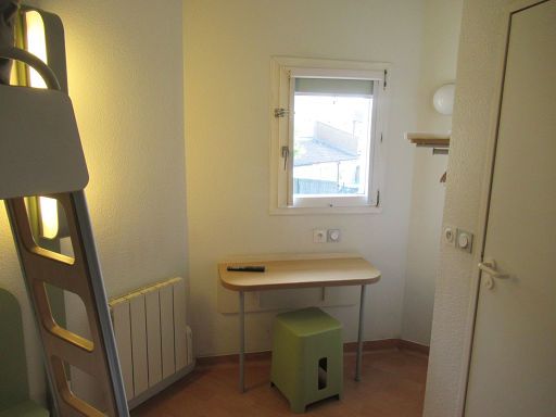 ibis budget Dunkerque Grande Synthe, Grande Synthe, Frankreich, Zimmer 215 mit Heizkörper, Fenster, Tisch, Hocker und Gardrobe