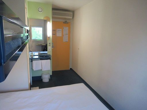 ibis budget Libourne, Libourne, Frankreich, Zimmer 111 mit Waschbecken, Klimaanlage und Eingangstür