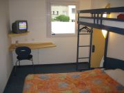 ibis budget Paris Porte d’Italie Ouest, Paris, Frankreich, Bett, Etagenbett, Fernseher mit Sat1 Videotext und fest montierter Fernbedienung, Stuhl, Fenster, Fernseher, Tisch