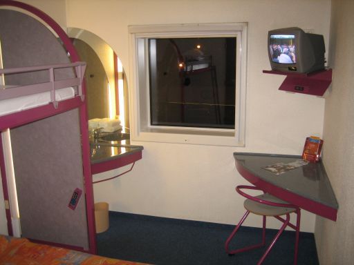 ibis budget Paris Porte d’Orléans, Paris, Frankreich, Waschbecken, Fenster, Fernseher, Tisch, Bett mit fest montierter Fernbedienung