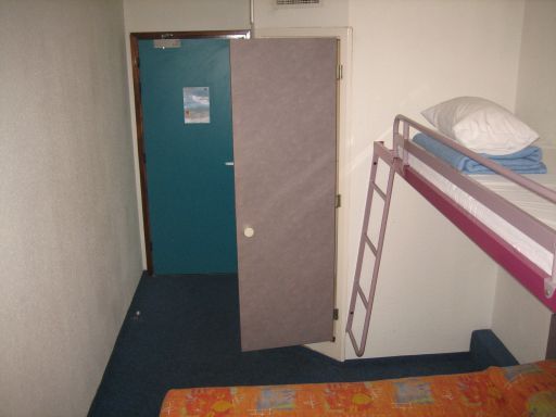 ibis budget Paris Porte d’Orléans, Paris, Frankreich, großes Bett, Hochbett, Tür zum WC und Dusche, Eingangstür