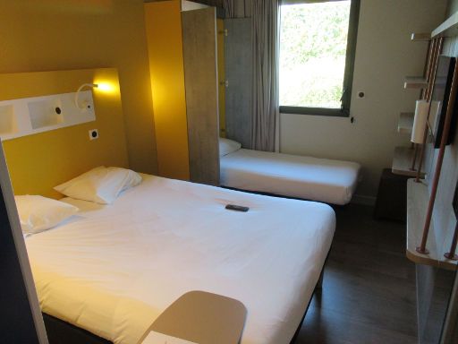 ibis budget Rennes Route de Lorient, Rennes, Frankreich, Zimmer 319 mit beweglichen Seitentisch, großem Bett und einklappbaren Einzelbett