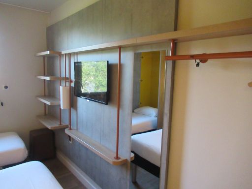 ibis budget Rennes Route de Lorient, Rennes, Frankreich, Zimmer 319 mit offenen Regalen, Flachbildfernseher, Wandspiegel und offener Gardrobe