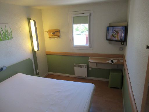 ibis budget Strasbourg Palais des Congrès, Straßburg, Frankreich, Zimmer 311 mit großem Bett, Wandleuchte, Gardrobe, Heizkörper, Tisch, Hocker, und Fernseher